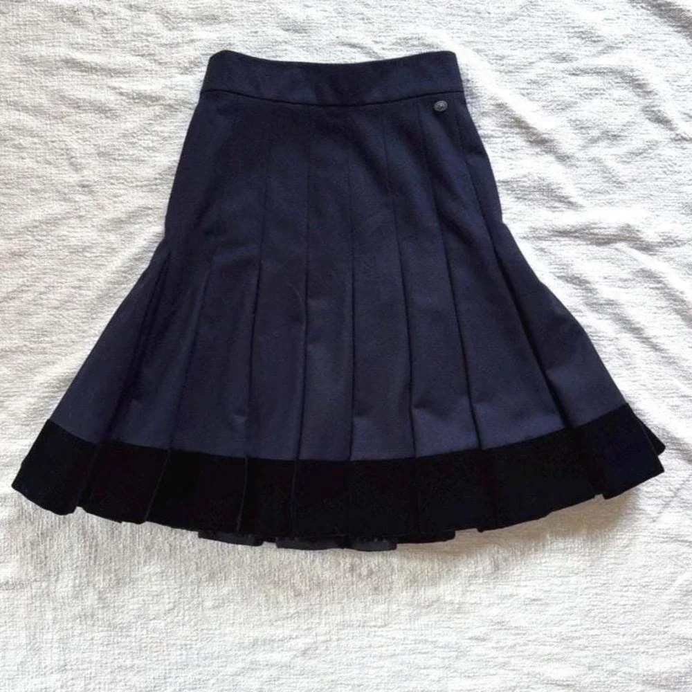 Chanel‎ Fall 2009 Navy Wool Alpaca Pleated Skirt Star Concho Button Size 40